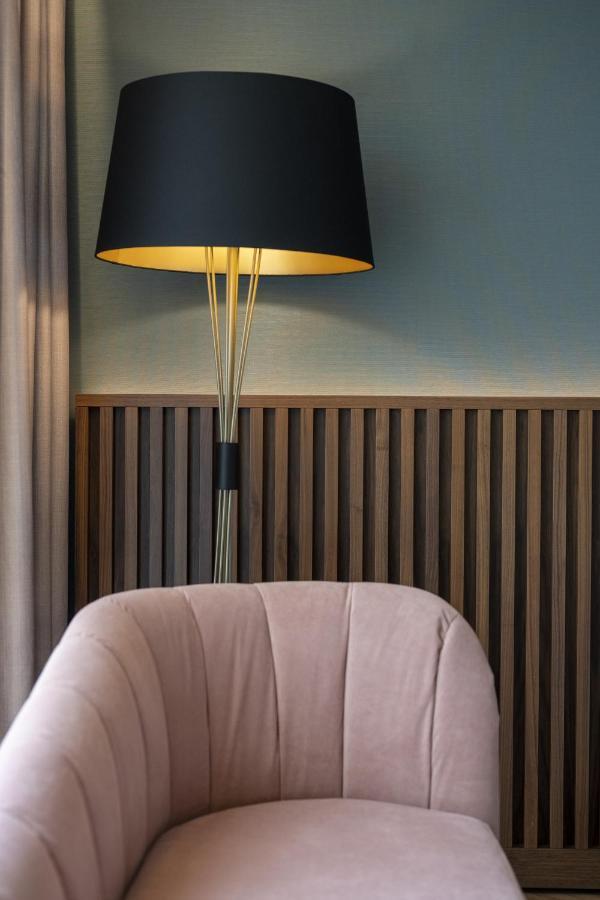Renaissance Porto Lapa Hotel Exterior foto A floor lamp