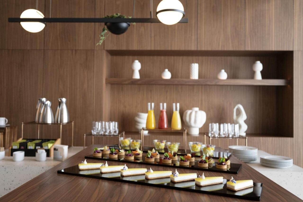 Renaissance Porto Lapa Hotel Exterior foto A selection of desserts
