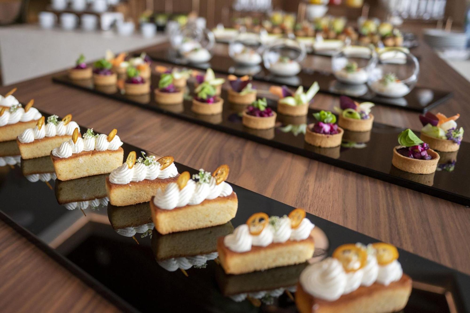 Renaissance Porto Lapa Hotel Exterior foto A selection of desserts